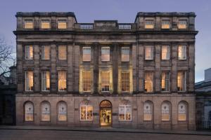 爱丁堡BDL王子大街套房酒店的一座带灯的大砖砌建筑