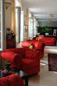 瓦拉泽瓦拉泽里维埃拉酒店的一间客厅,客厅里配有红色沙发