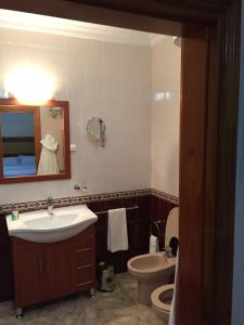 努瓦迪布萨赫勒酒店的一间带水槽、卫生间和镜子的浴室