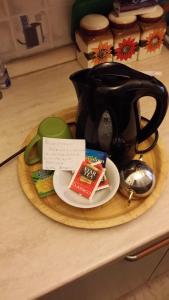 都灵太阳月亮旅馆的桌子上盘子上的红茶壶