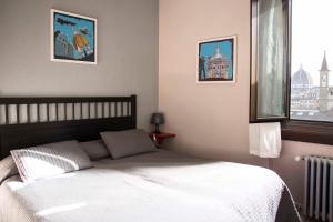 佛罗伦萨全景酒店的一间卧室设有一张床和一个窗口