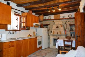 阿格罗蒂克传统民居酒店的厨房或小厨房