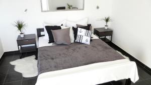 卡什泰拉Apartments Palatium的一间卧室配有一张带2个床头柜的大床