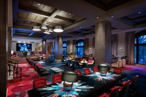 奥兰多Universal's Hard Rock Hotel®的酒店大堂设有桌椅和酒吧