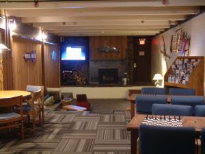 提顿村客栈旅馆的一间设有蓝色椅子和壁炉的等候室