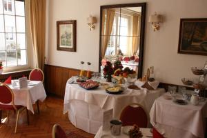 埃森迪宁酒店的用餐室配有2张桌子和食物