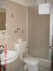 特里尔法伦沃尔夫酒店的浴室配有白色卫生间和盥洗盆。