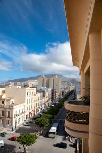 特拉帕尼法德拉中央酒店的享有拥有建筑和街道的城市美景