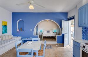 佐努萨岛Althea Studios的蓝色的客房配有桌子和床