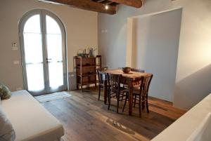 布里西盖拉Azienda Agricola Baccagnano的客房设有桌椅和窗户。