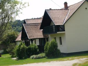 BekölcePanzió-Kemping Bekölce的带阳台的房子