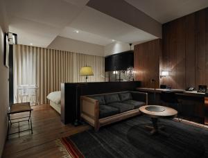 台北赋乐旅居的客厅配有沙发和1张床