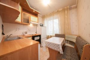 Kvartirov Apartments at Kosmos的厨房或小厨房
