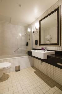 克拉里翁黑纹空特里酒店的一间浴室