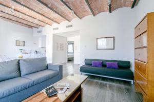 巴塞罗那Decô Apartments Barcelona-Diagonal的客厅配有2张蓝色的沙发和1张桌子