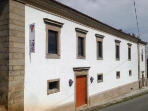 维迪堡Convento Senhora da Vitória的街上有红色门的白色建筑