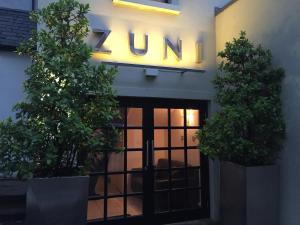 基尔肯尼Zuni Restaurant & Boutique Hotel的带有读取zum的标志的建筑