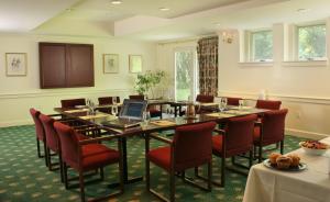 米德尔堡斯威夫特别墅酒店的一间会议室,配有长桌子和椅子