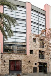 巴塞罗那阿拉达3号公寓的一座带大型玻璃窗的办公楼