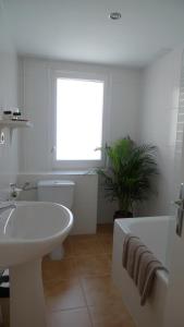 索尔德乌佩里托尔酒店的白色的浴室设有浴缸、水槽和浴缸。
