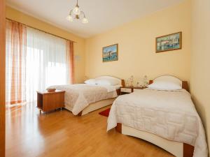 卡什泰拉阿德里亚酒店的一间卧室设有两张床和窗户。