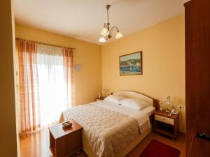 卡什泰拉阿德里亚酒店的一间卧室设有一张大床和一个窗户。