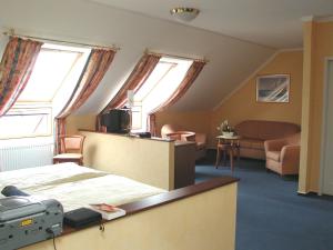 阿希姆布特斯豪斯餐厅酒店的酒店客房设有床和客厅。