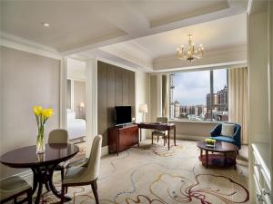 西宁西宁新华联索菲特大酒店的酒店客房设有书桌和卧室。
