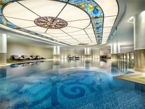 西宁西宁新华联诗铂高级服务公寓（索菲特管理）的酒店大堂的游泳池设有彩色玻璃天花板