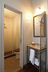 布宜诺斯艾利斯A酒店的一间带卫生间、水槽和镜子的浴室