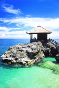 金巴兰RIMBA by AYANA Bali的海洋岩石上的一个小小屋