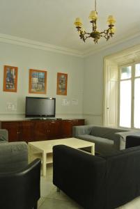 马拉加圣保拉旅馆的带沙发和电视的客厅