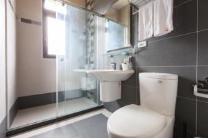 吉安谷靜渡假民宿的浴室配有卫生间、盥洗盆和淋浴。