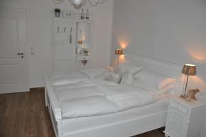 克洛彭堡White Cottage Garden的白色的沙发,配有两盏灯