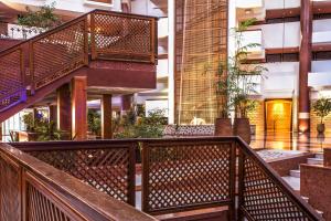 阿加迪尔Amadil Ocean Club的享有带楼梯的大楼大堂的景致