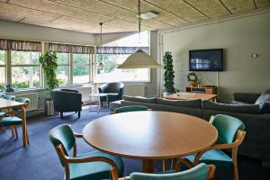 霍布罗霍布罗丹恩旅舍的带沙发和桌椅的客厅