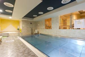 利普托斯基米库拉斯亚诺希克酒店的一个带游泳池的大型游泳池