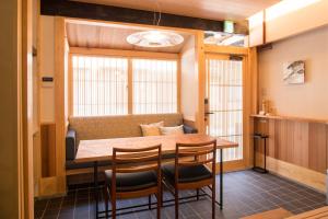 京都京町家套房利休的一间带桌椅的用餐室