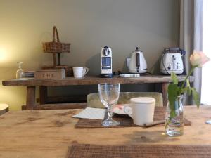 达默B&B De Swaenhoeck的桌子上配有咖啡壶和咖啡壶