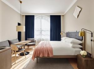 纽约11 Howard, New York, a Member of Design Hotels的酒店客房带一张床、一张桌子和椅子
