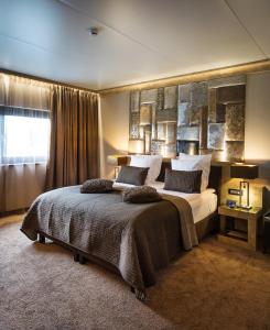 隆德泽尔泰尔隆德泽尔酒店 的一间卧室设有一张大床和一个窗户。