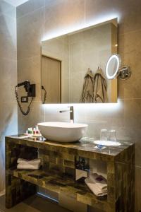 隆德泽尔泰尔隆德泽尔酒店 的一间带水槽和镜子的浴室