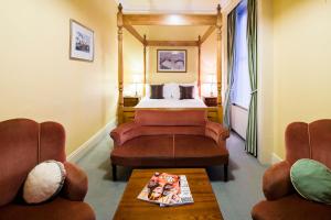 都柏林阿伯丁旅馆的酒店客房,配有一张床和两把椅子