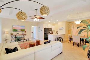 2BR Condo On Venice Island - Minutes To Beaches