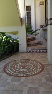 埃雷迪亚莫拉达坎波什旅馆的楼梯所在的建筑地板上铺着地毯