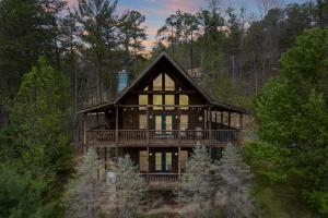 3BR Cabin with views, hot tub, fishing pond, and game room