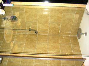 弗罗伊登施塔特巴伦餐厅酒店的带淋浴的浴室(铺有瓷砖地板)