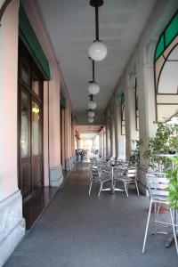 皮亚韦河畔诺文塔艾尔伯格里昂多罗餐厅酒店的大楼内带桌椅的走廊
