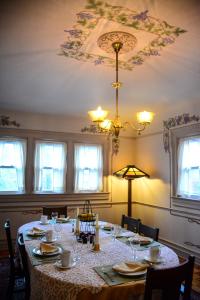 印第安纳波利斯石汤酒店的一间带桌椅和吊灯的用餐室