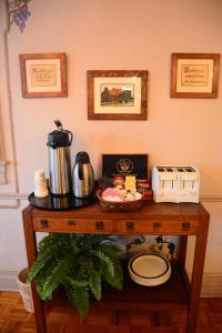 印第安纳波利斯石汤酒店的一张桌子、咖啡壶和烤面包机